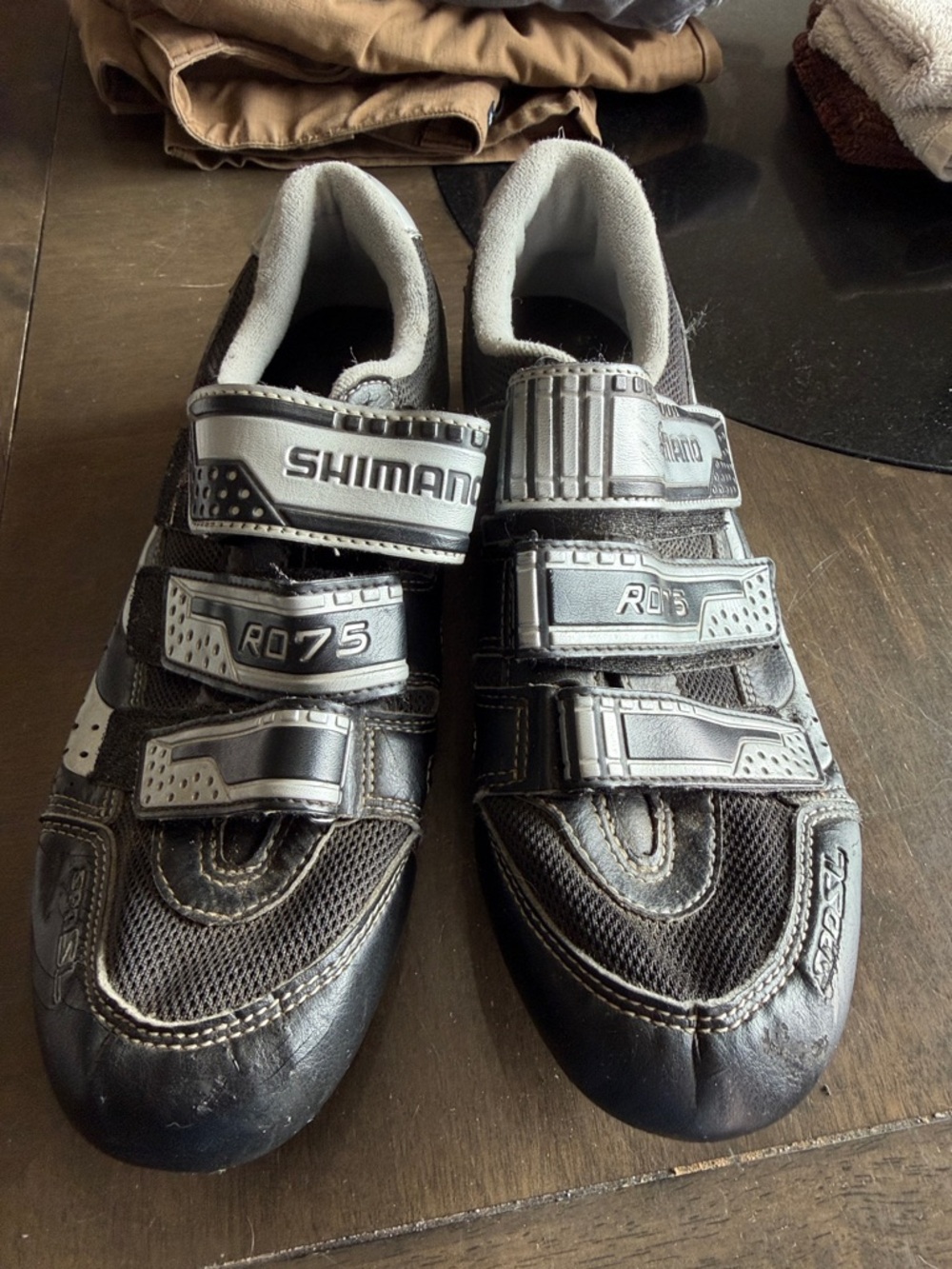 Shimano Black and Gray Men’s R075 Athletic Cycling Shoes